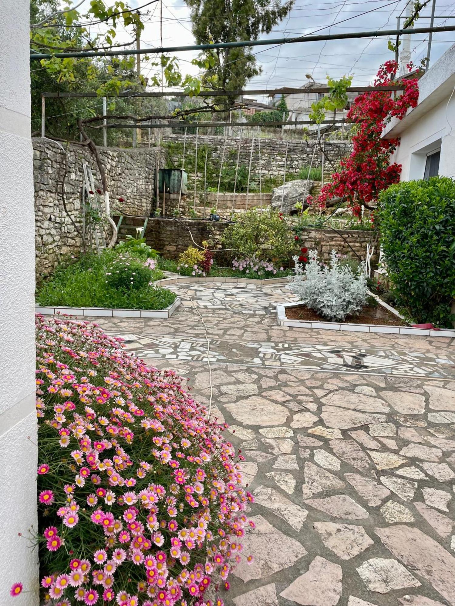 Flora'S Place Sarandë Buitenkant foto