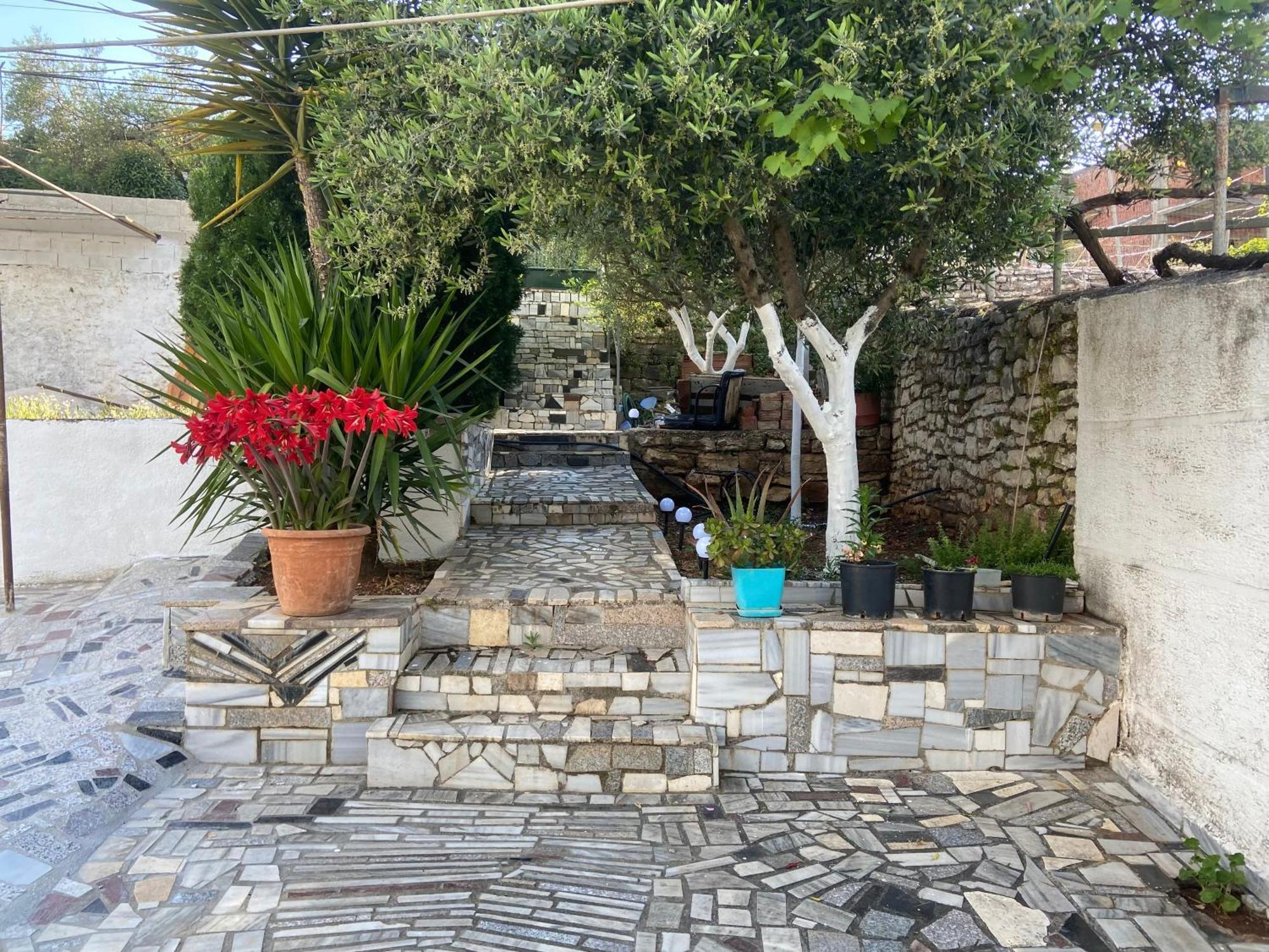 Flora'S Place Sarandë Buitenkant foto